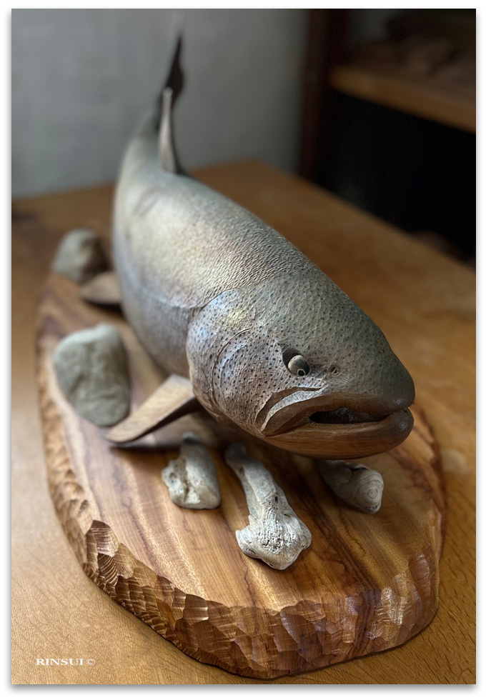 2008 鱗水の木彫魚 top
