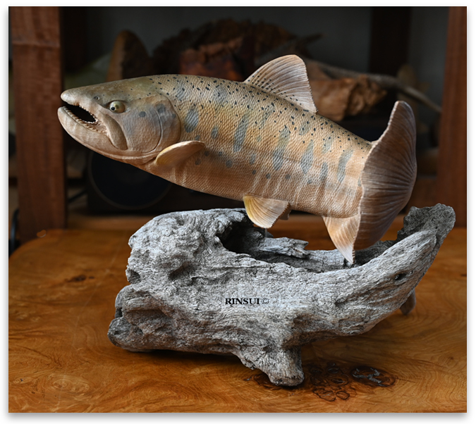 木彫りの装飾品 魚を持つ人物 素朴な木彫りの魚 (420